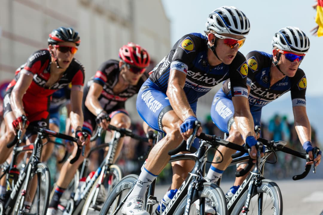 Cycling peloton showing the grupetto spirit